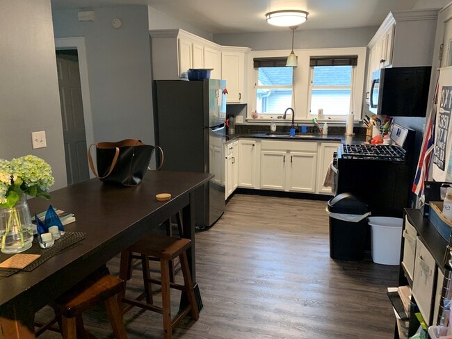 Eat-in kitchen - 2727 S Shore Dr Unit A