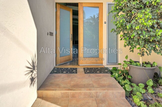 Photo - 2569 Loring St