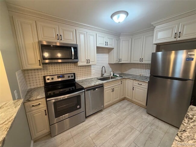 Building Photo - 32013 W 12 Mile Rd Unit 213