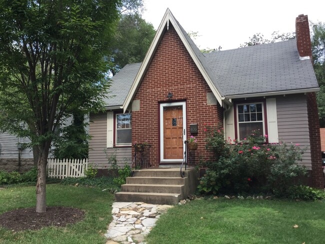 Building Photo - Charming Home Downtown