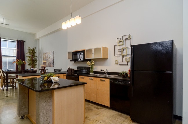 Building Photo - 350 St Peter St Unit 419