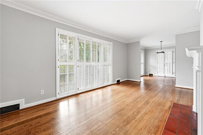 Photo - 1846 Fernwood Rd NW