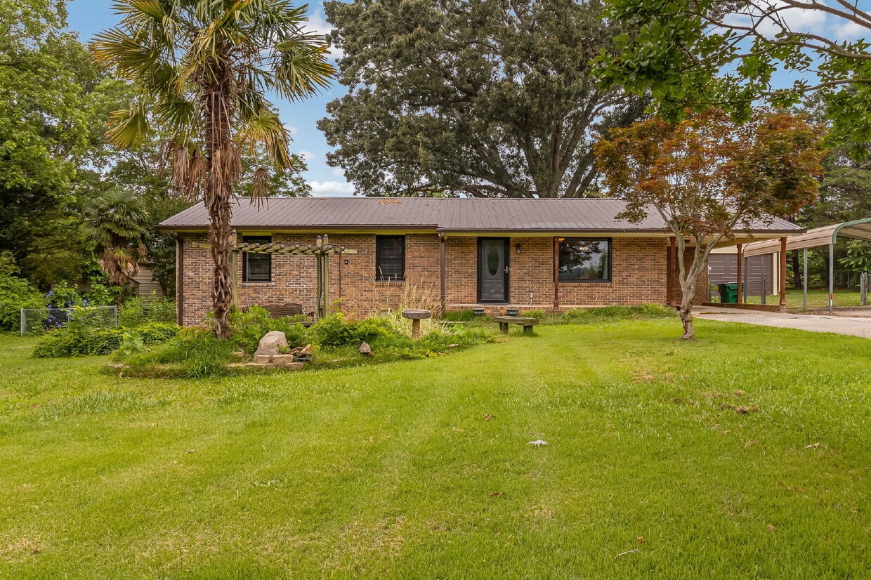 Photo - 3-Bed Brick Ranch Home with Fireplace and Hardwood Floors at 416 Fairplay Road, Townville SC