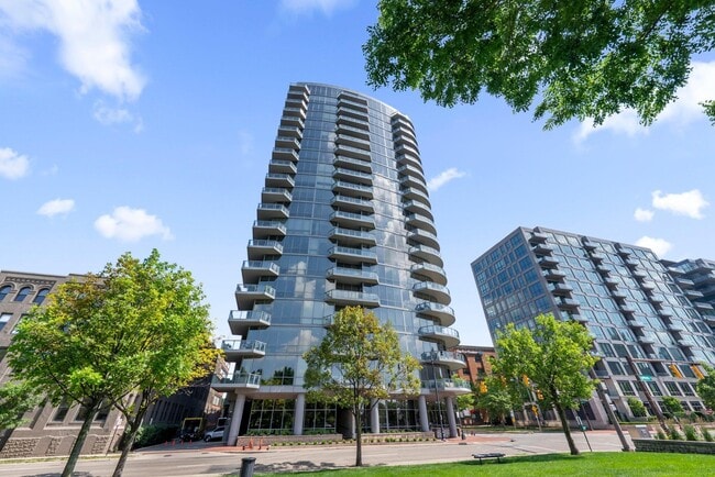 Building Photo - 300 W Spring St Unit 404