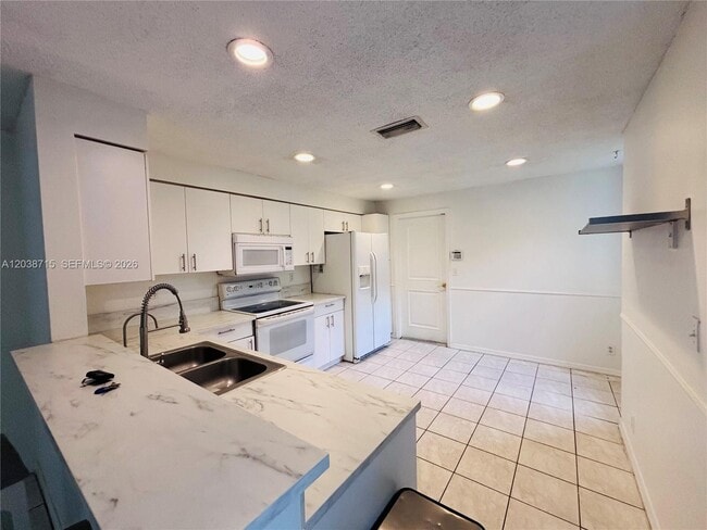 Building Photo - 1290 Sorrento Dr