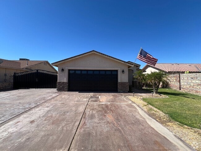 Building Photo - 3 BEDROOM HOME NEAR THE FOOTHILLS!
