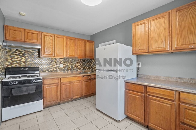 Building Photo - 72 Mowry St Unit 3r 3