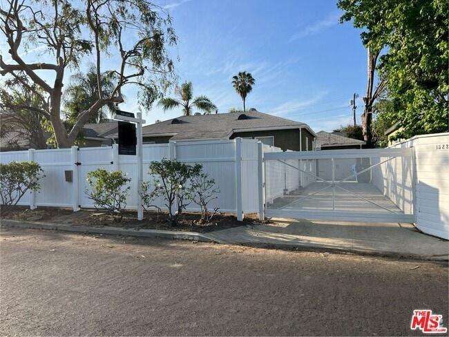 Building Photo - 15227 Valleyheart Dr Rental