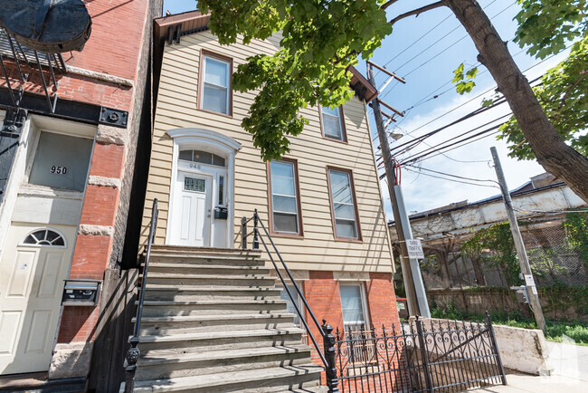 Building Photo - 948 W Willow St Rental