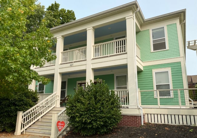 Building Photo - 421 E Hillside Dr