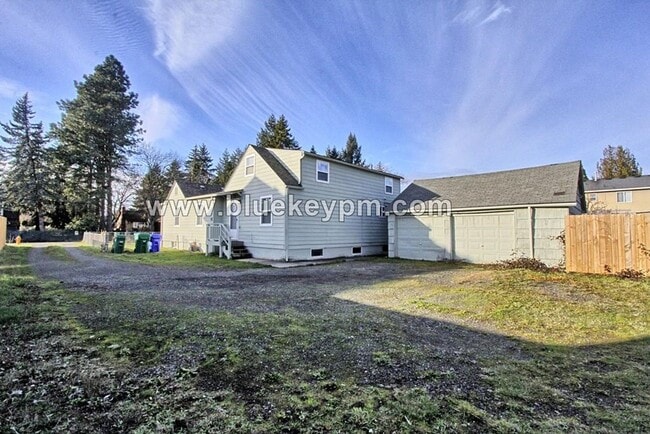Photo - 3 Bed, 1.5 Bath Home with Large Yard and Parking Area in SE Portland