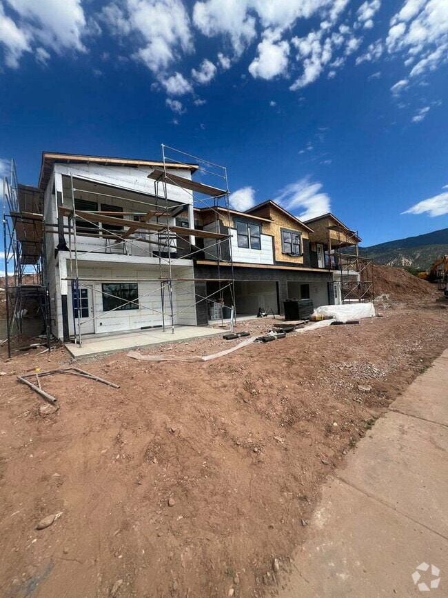 Building Photo - Female Only - Private room with private ba... Rental