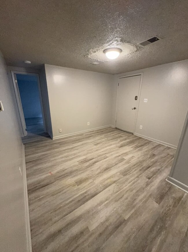 Photo - Bright & Spacious 3 Bed 1 Bath Apartment