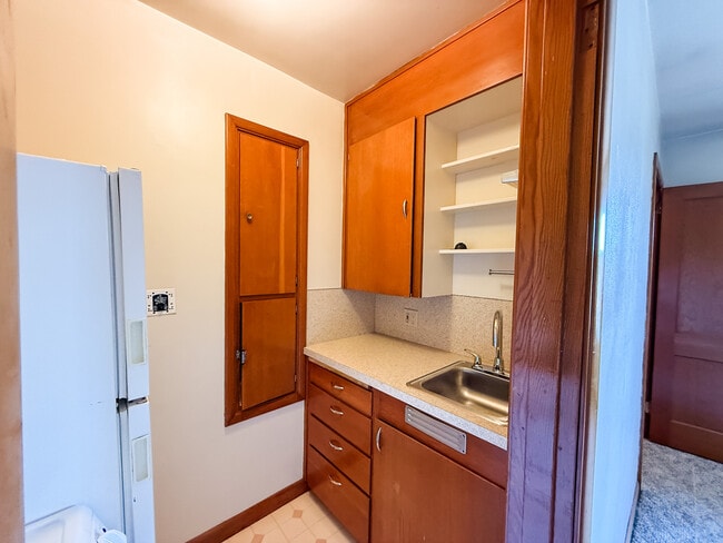 Kitchen - Brentwood Apartments