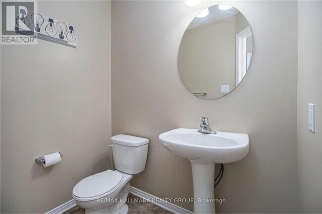 Photo - 492 Dundonald Dr