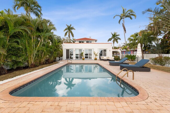 114 S Lake Dr
