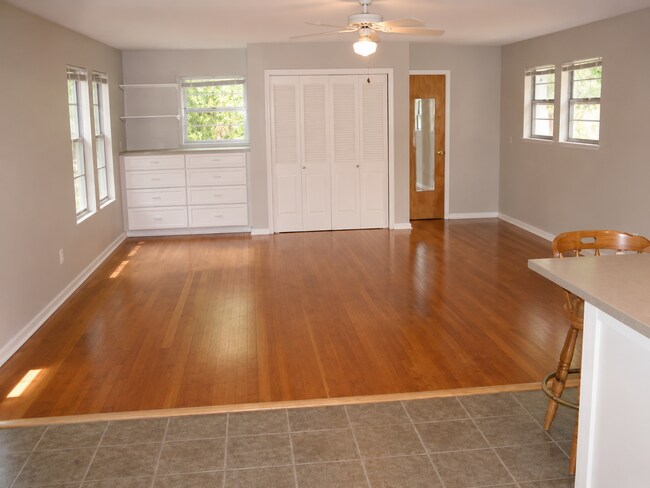 Photo - Charming Studio Apartment in Hyde Park – Private Yard, Wood Floors & Onsite Laundry
