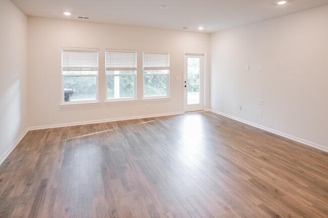 Photo - 468 Craigflower Ct