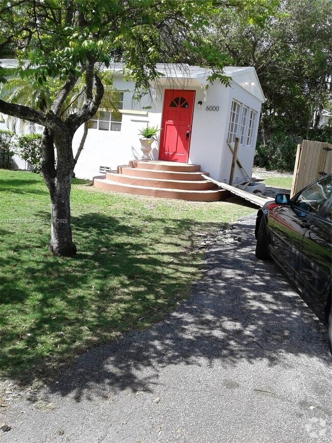Building Photo - 6000 SW 76th St Rental