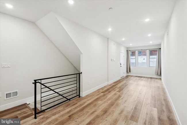 Photo - 2213 Emerald St