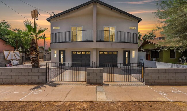 Building Photo - Roosevelt St. Duplex Unit 02