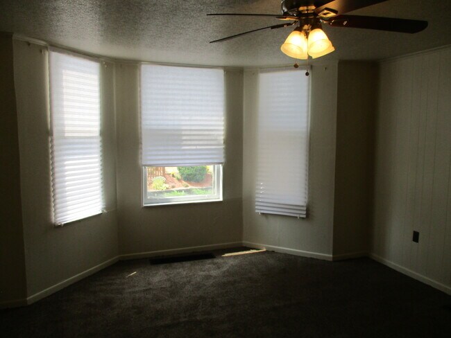 Photo - 484 Teece Ave