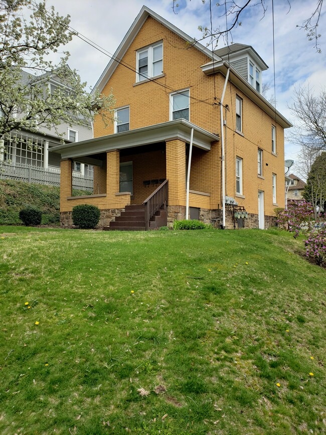 Building Photo - 557 4th St Unit #3