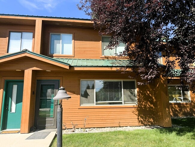 Building Photo - For Rent: Cozy 2 Bed / 2 Bath Furnished Ho... Rental