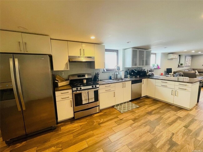 Photo - 61-72-72 69th Ln Unit B