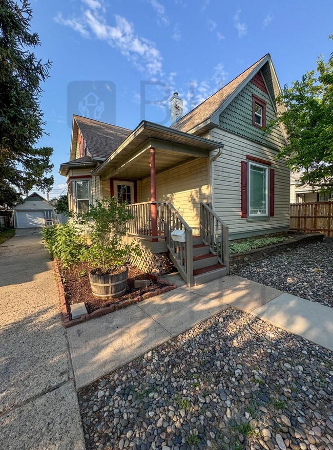 Building Photo - 4 BED/ 2 BATH SINGLE FAMILY HOME WITH GARAGE