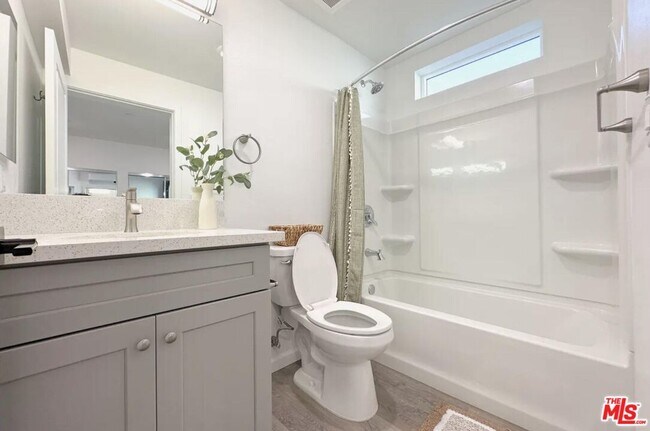 Photo - 3124 W 11th St