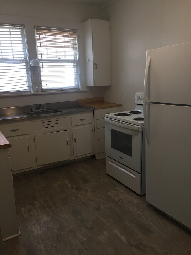 Kitchen - 1403 University Ave