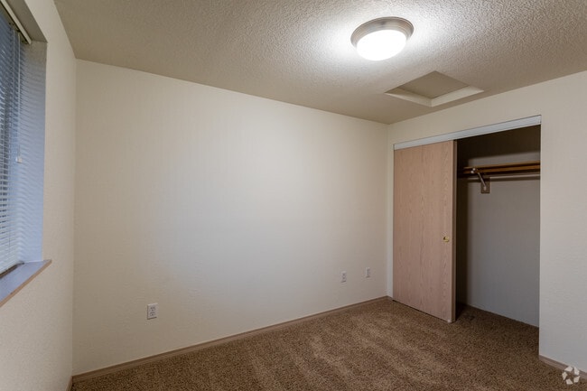 2BR, 1BA - 884 SF
