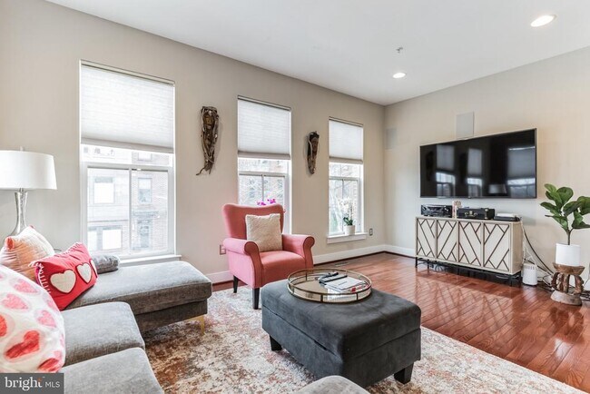 Photo - 4560 Longfellow St