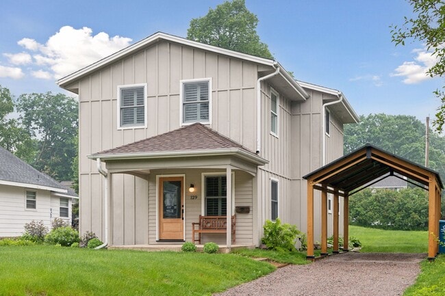 Welcome to 129 Chicago Avenue N in Wayzata - 129 Chicago Ave N House