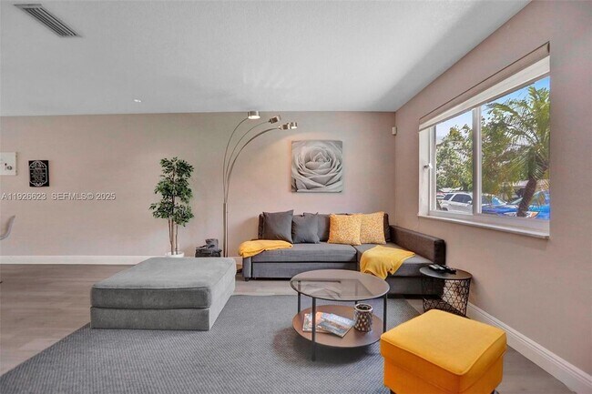 Photo - 1773 SW 28th Way Unidad HOME
