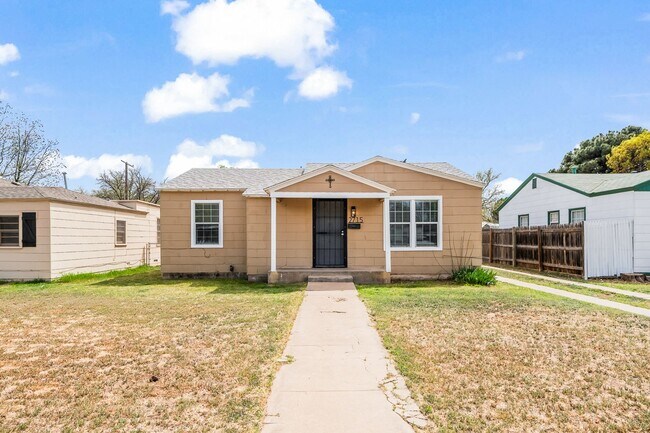 Wonderful 2/1 in Central Lubbock! - Wonderful 2/1 in Central Lubbock!