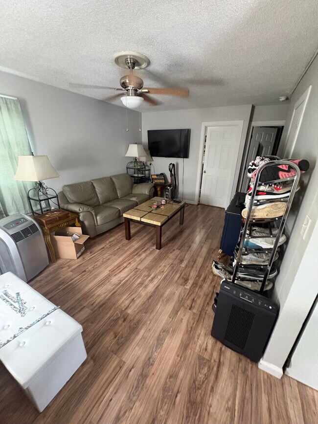 Photo - 311 Railroad St Unidad Apt. B