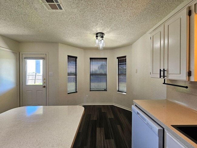Photo - HUD / SECTION 8 ACCEPTED - RENT SPECIAL - AVAILABLE NOW!