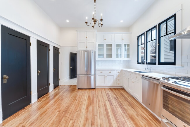 Building Photo - 731 E Linden Ave