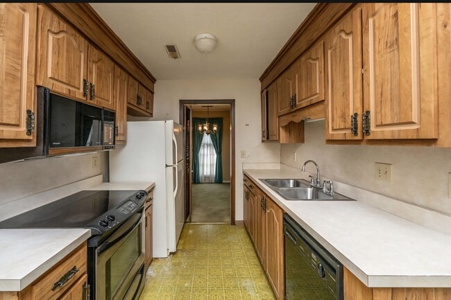 Kitchen - 4328 Cheviot Dr