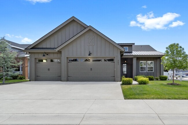 Photo - 207 W Wrangler St
