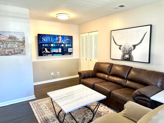 Photo - Le Blanc Court