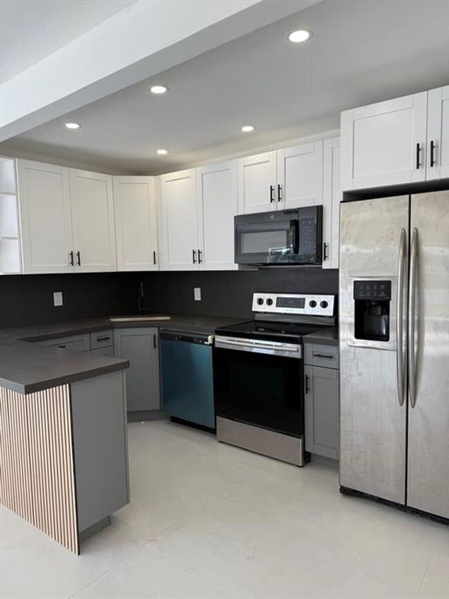 Building Photo - 1054-1058 SW 2nd Street 1056, Hallandale Beach, FL 33009