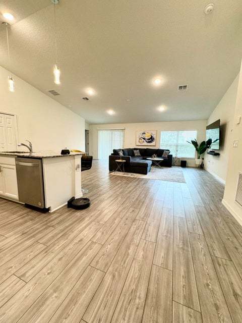 Photo - Beautiful open floorplan, split bedrooms, ...