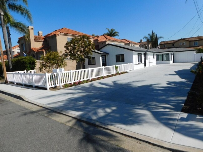 Building Photo - ALB190-192 Unit 190