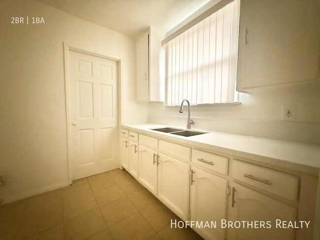 Building Photo - 1631 S Bronson Ave Unit 1/4