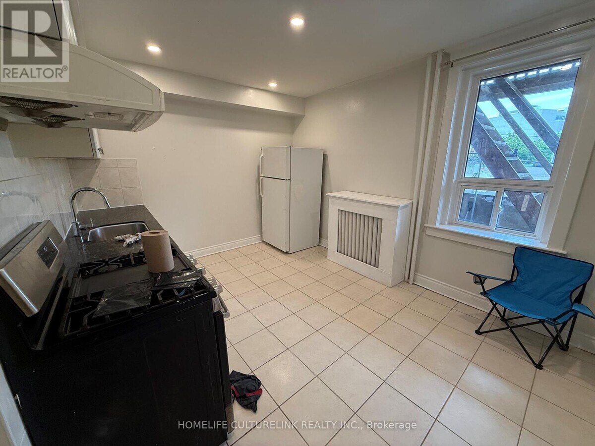 Photo - 158 Danforth Ave