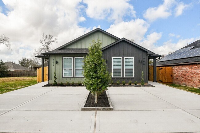 Building Photo - 4101 Victoria