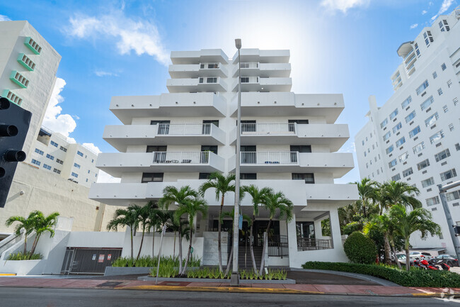 Building Photo - 4301 Collins Ave Unit 804 Rental